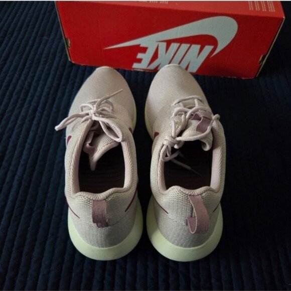 Nike Roshe One Women Size 11 Plum Chaulk True Berry 112025 Gf - Picture 10 of 12